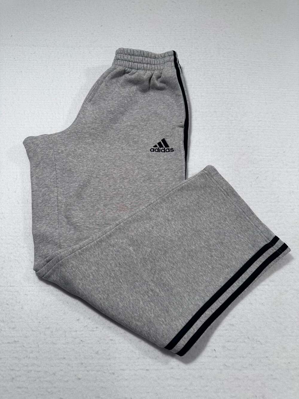 Adidas Vintage Gray Sweatpants Men’s Size M Black Stripes